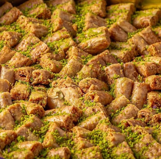 صينية بقلاوة متنوعة مرشوشة بالفستق
